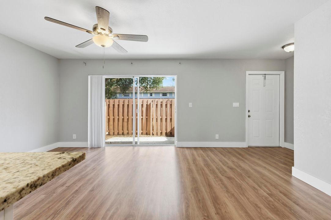 En Venta: $295,000 (3 camas, 2 baños, 1365 Pies cuadrados)