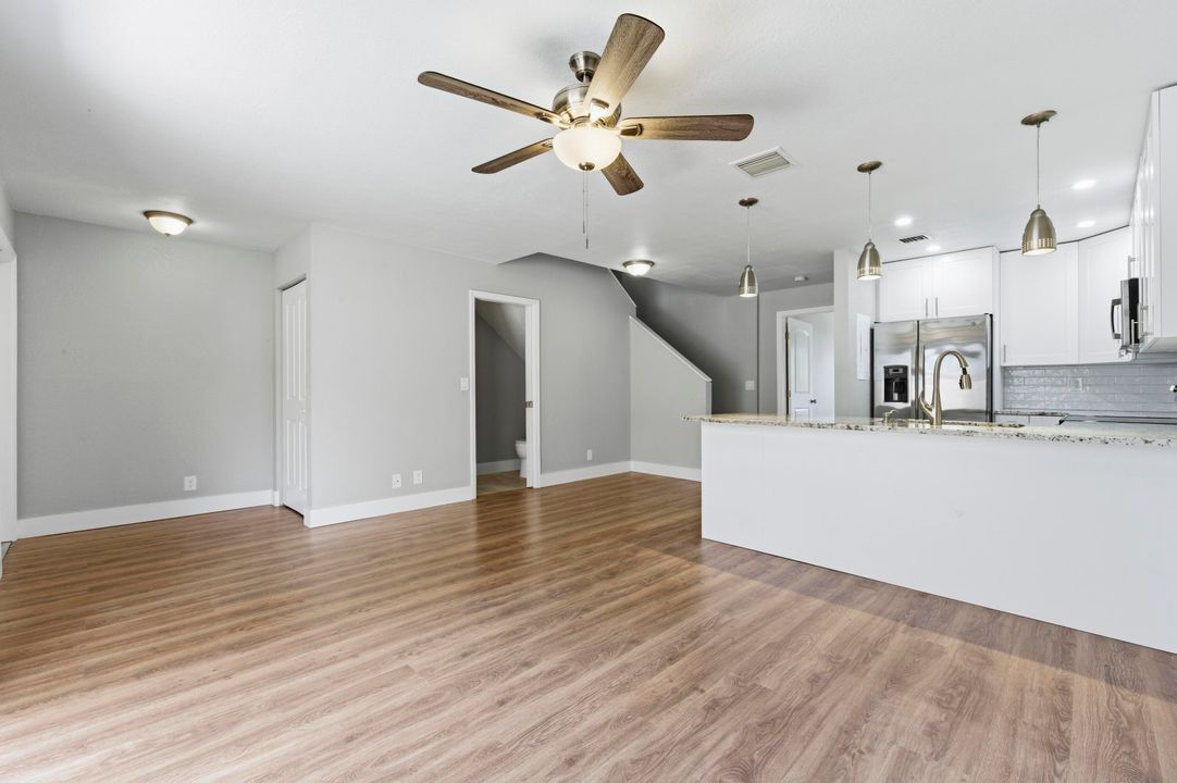 En Venta: $295,000 (3 camas, 2 baños, 1365 Pies cuadrados)