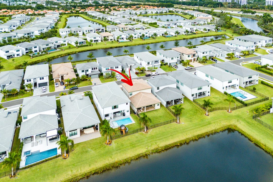 合同活跃: $1,835,000 (5 贝兹, 5 浴室, 3373 平方英尺)