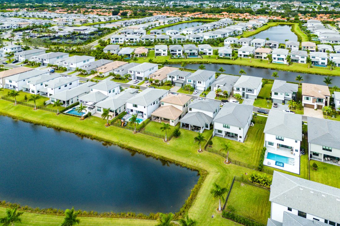 合同活跃: $1,835,000 (5 贝兹, 5 浴室, 3373 平方英尺)