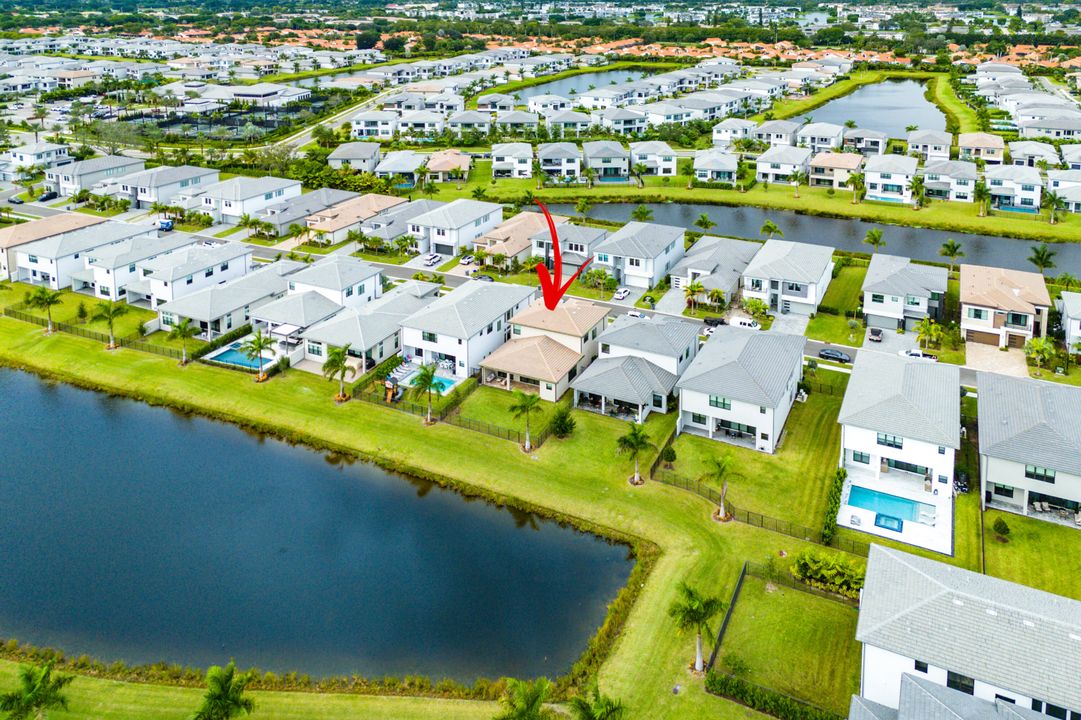 合同活跃: $1,835,000 (5 贝兹, 5 浴室, 3373 平方英尺)