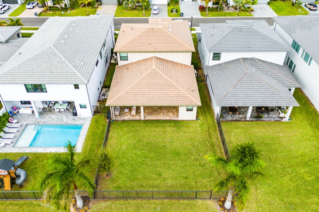 合同活跃: $1,835,000 (5 贝兹, 5 浴室, 3373 平方英尺)