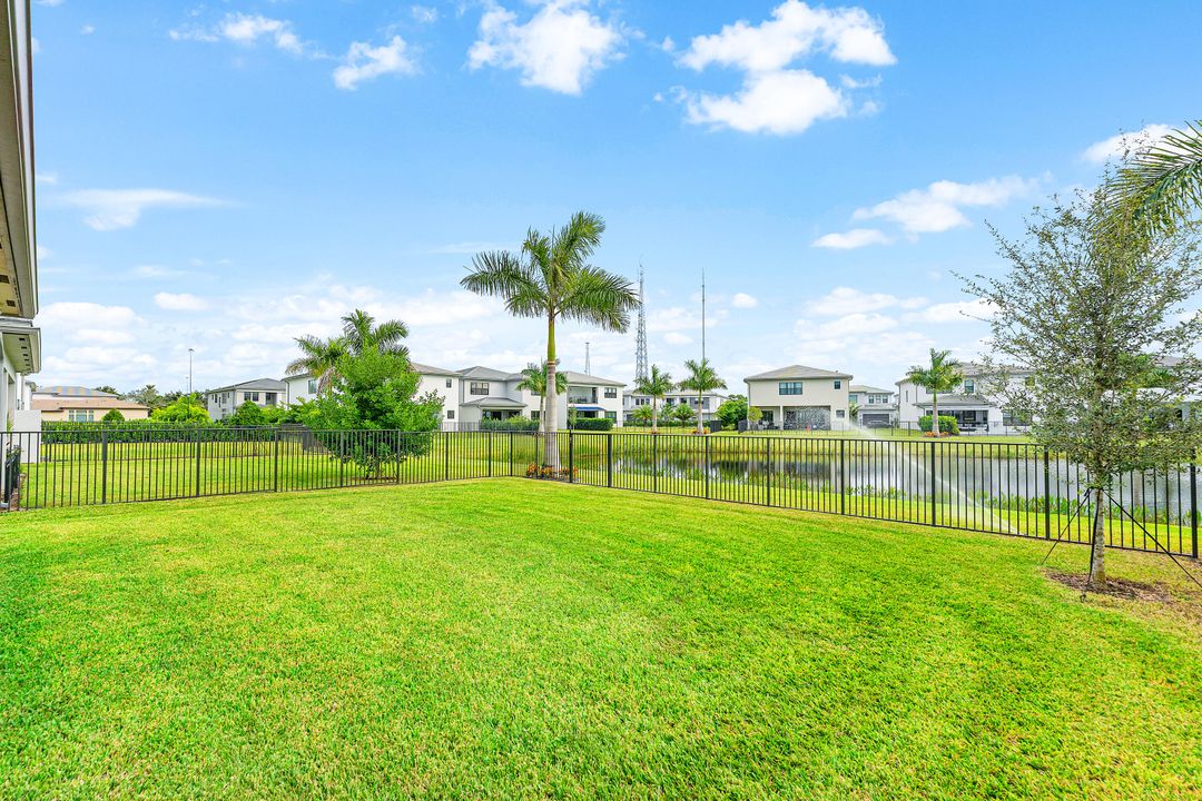 合同活跃: $1,835,000 (5 贝兹, 5 浴室, 3373 平方英尺)