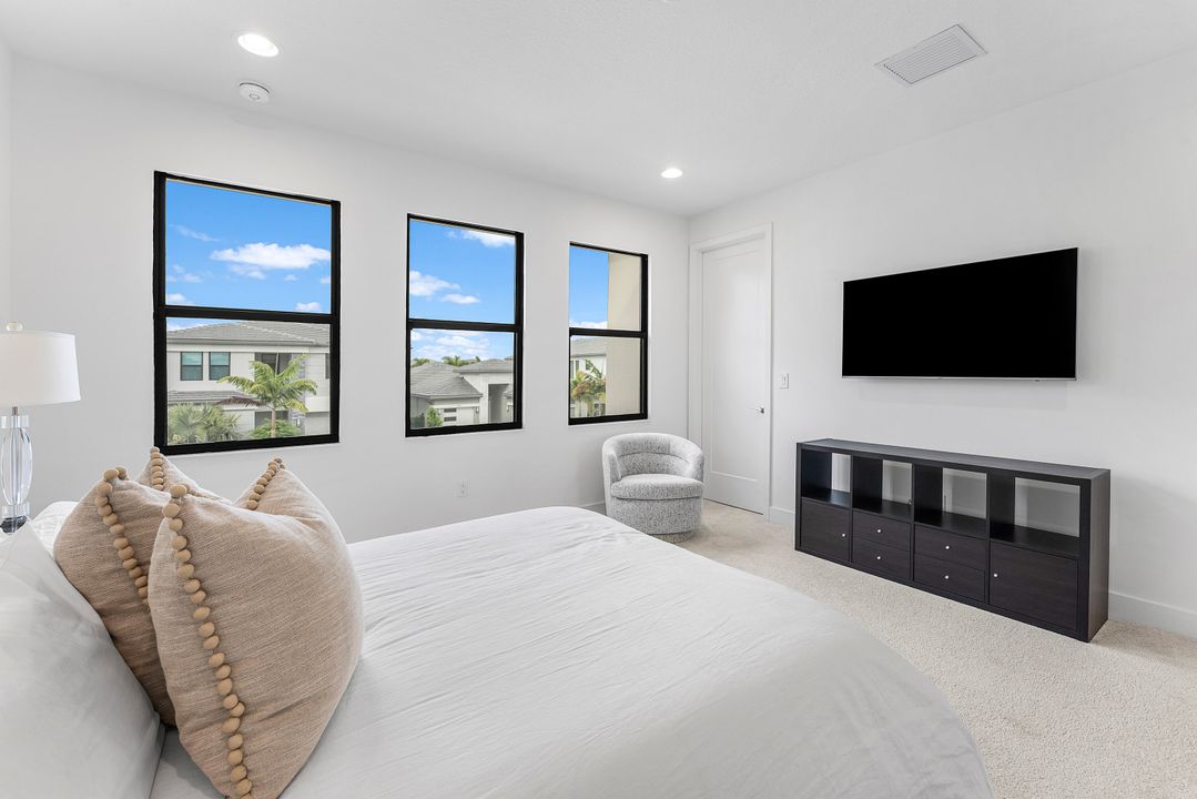 合同活跃: $1,835,000 (5 贝兹, 5 浴室, 3373 平方英尺)