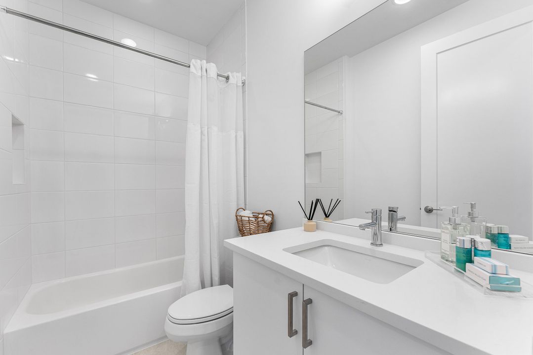 合同活跃: $1,835,000 (5 贝兹, 5 浴室, 3373 平方英尺)