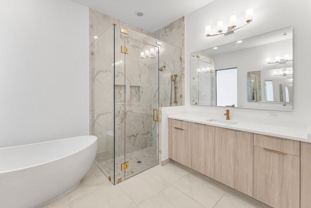 合同活跃: $1,835,000 (5 贝兹, 5 浴室, 3373 平方英尺)