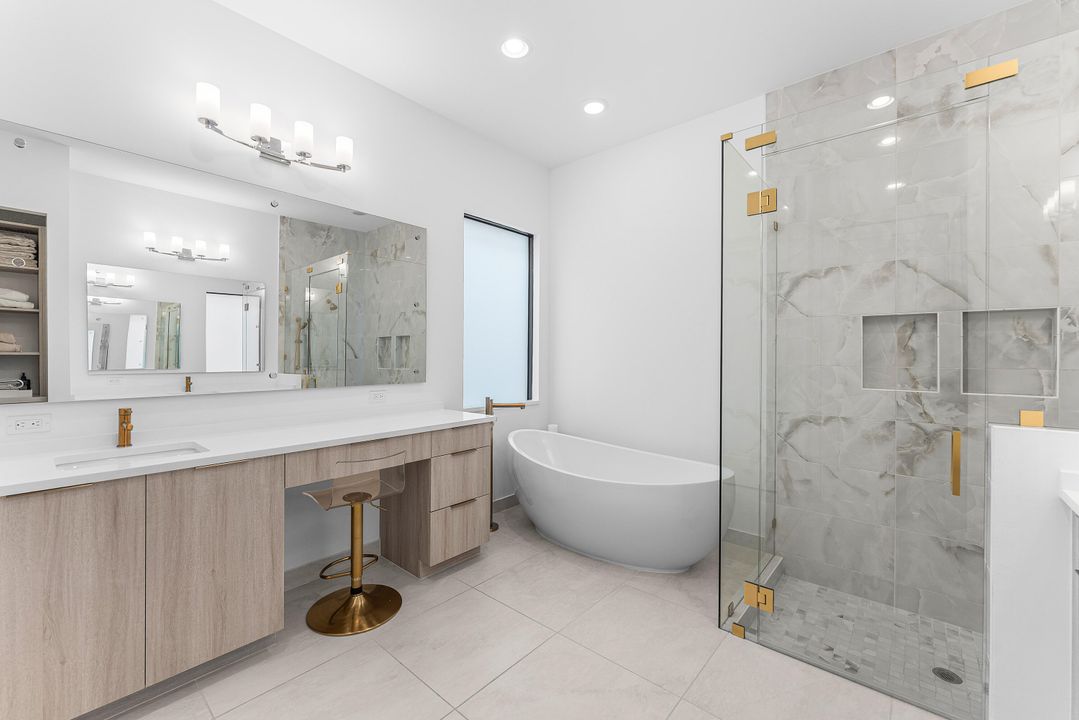 合同活跃: $1,835,000 (5 贝兹, 5 浴室, 3373 平方英尺)