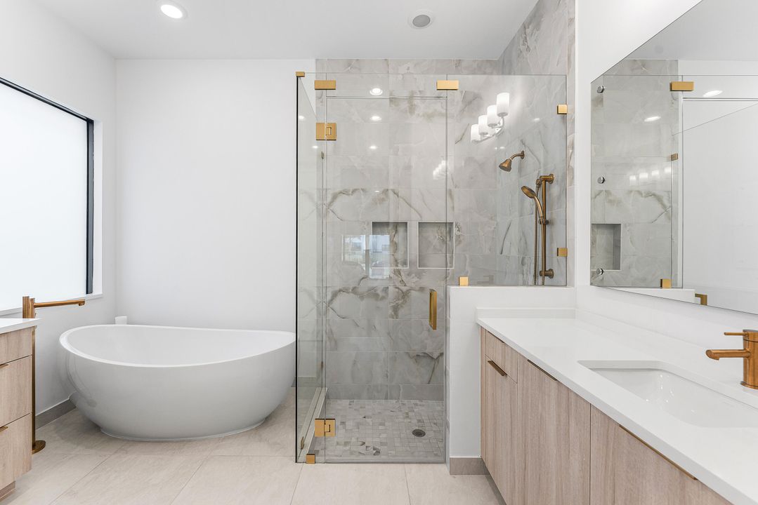 合同活跃: $1,835,000 (5 贝兹, 5 浴室, 3373 平方英尺)