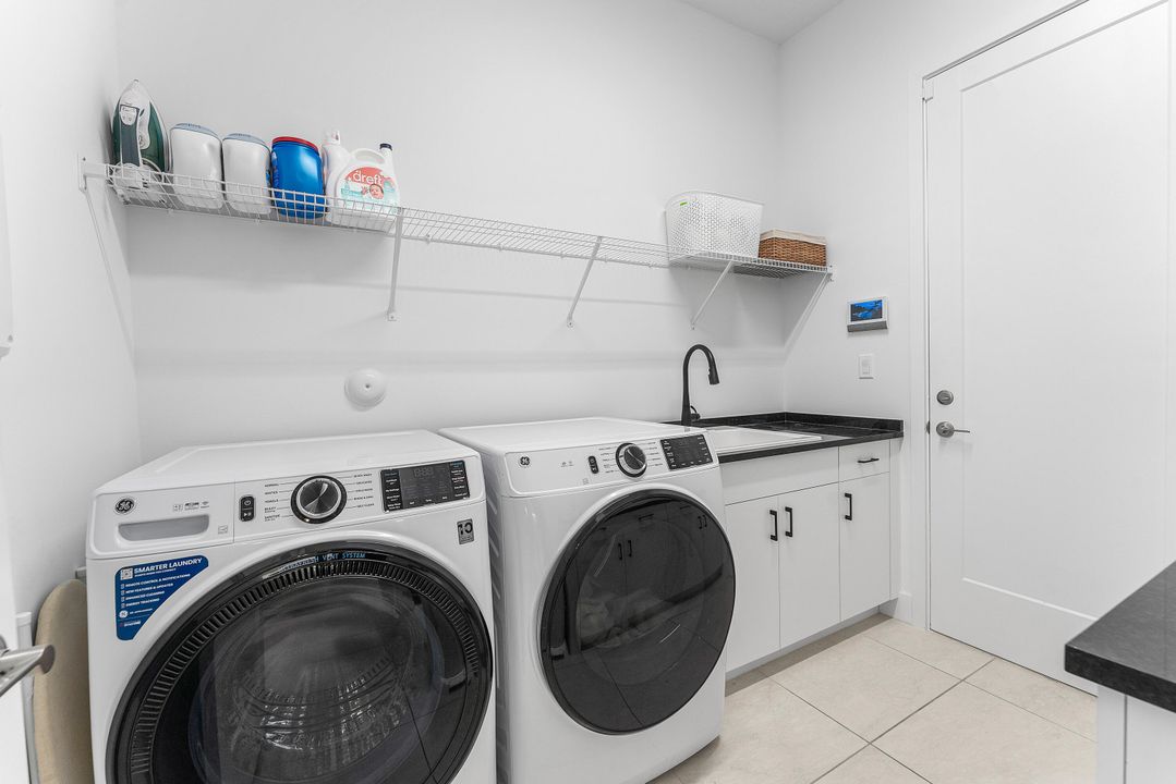 合同活跃: $1,835,000 (5 贝兹, 5 浴室, 3373 平方英尺)