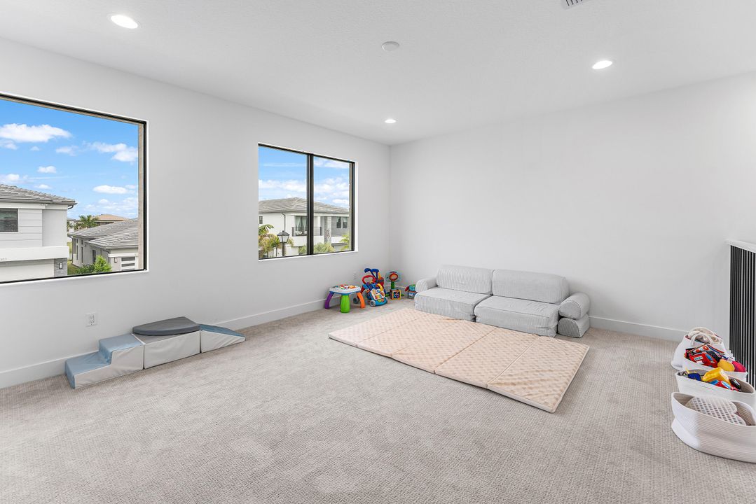 合同活跃: $1,835,000 (5 贝兹, 5 浴室, 3373 平方英尺)