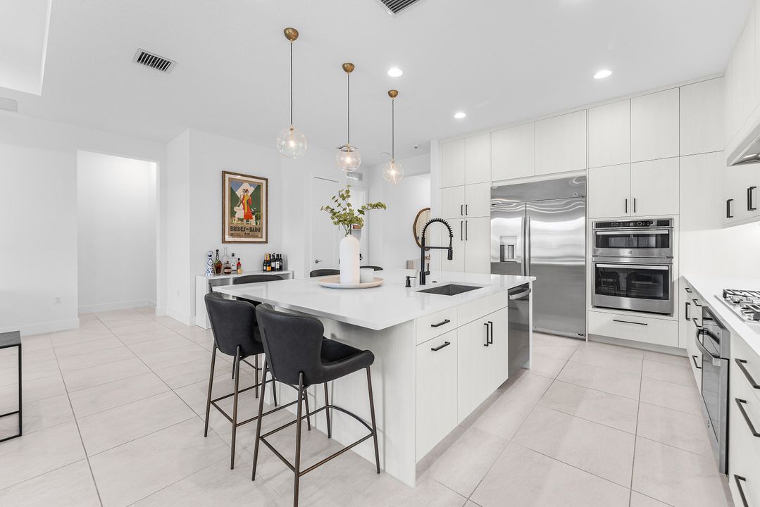 合同活跃: $1,835,000 (5 贝兹, 5 浴室, 3373 平方英尺)