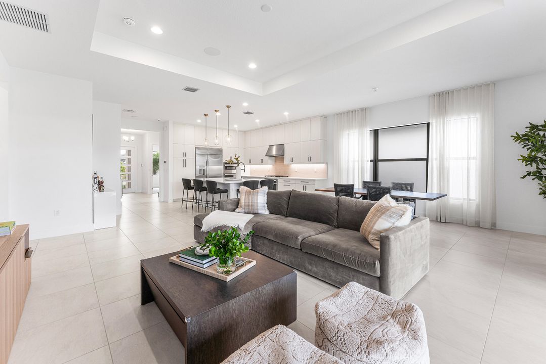 合同活跃: $1,835,000 (5 贝兹, 5 浴室, 3373 平方英尺)