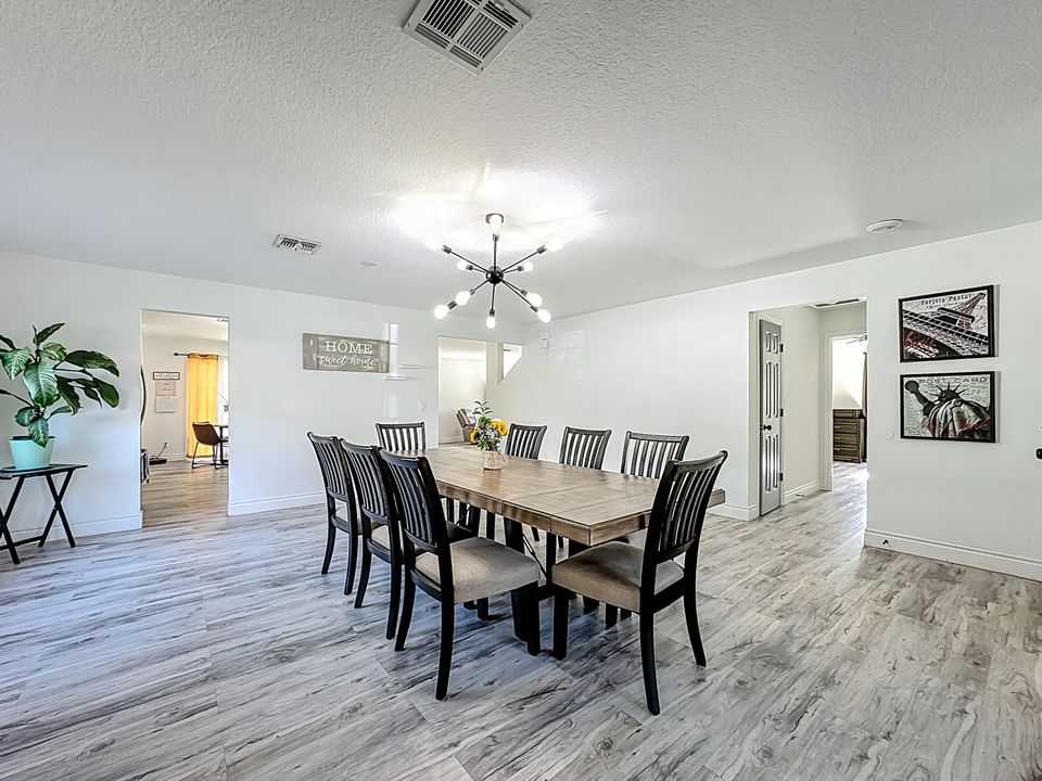 待售: $600,000 (6 贝兹, 4 浴室, 3514 平方英尺)