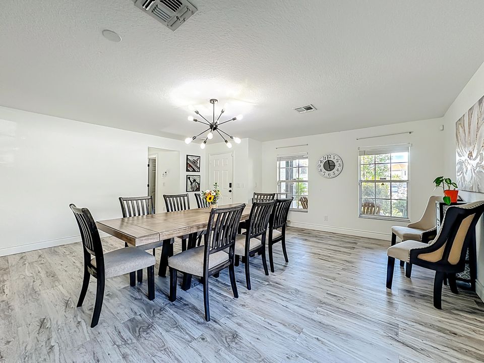 待售: $600,000 (6 贝兹, 4 浴室, 3514 平方英尺)