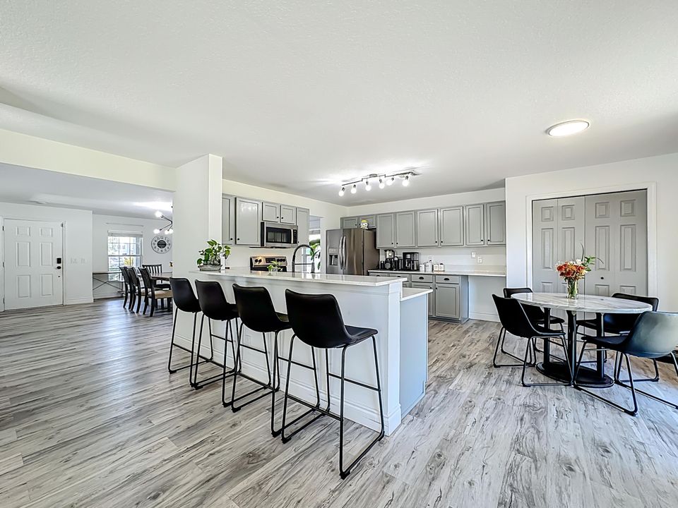 待售: $600,000 (6 贝兹, 4 浴室, 3514 平方英尺)