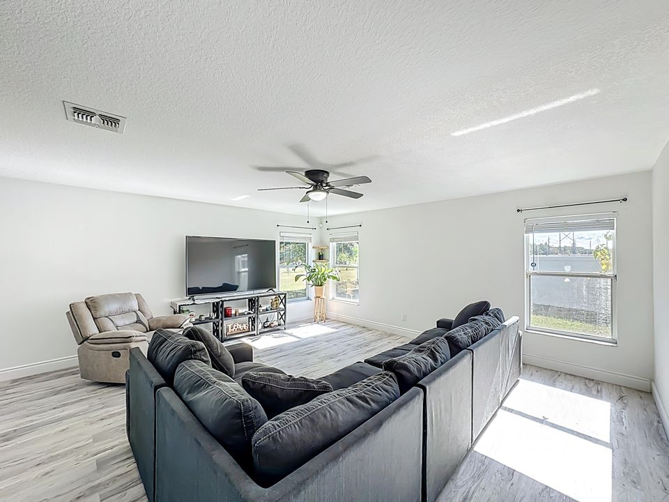 待售: $600,000 (6 贝兹, 4 浴室, 3514 平方英尺)