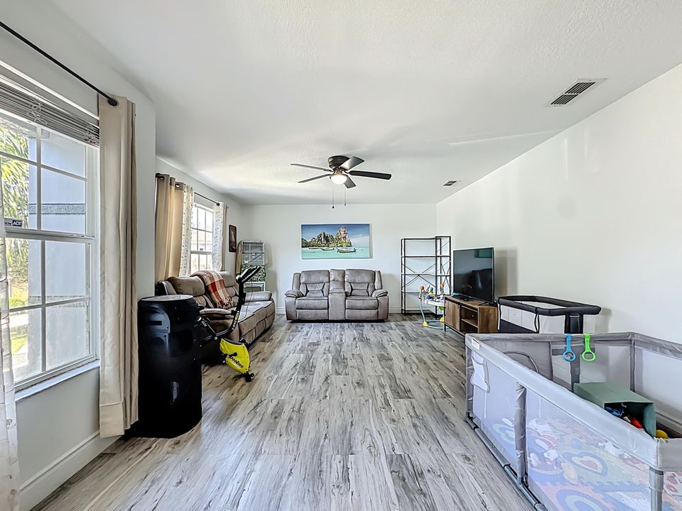 待售: $600,000 (6 贝兹, 4 浴室, 3514 平方英尺)