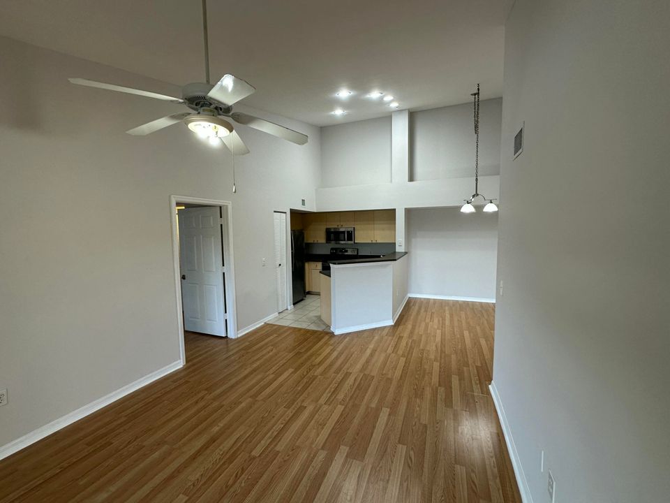 En Venta: $215,000 (2 camas, 2 baños, 1060 Pies cuadrados)