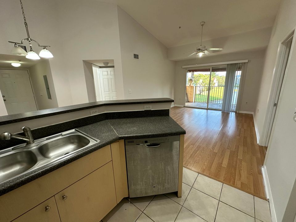 En Venta: $215,000 (2 camas, 2 baños, 1060 Pies cuadrados)