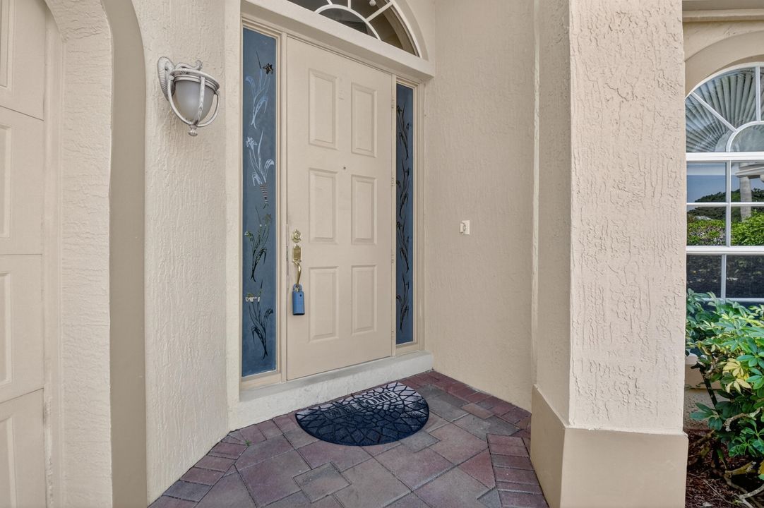 Activo con contrato: $489,000 (3 camas, 2 baños, 2155 Pies cuadrados)