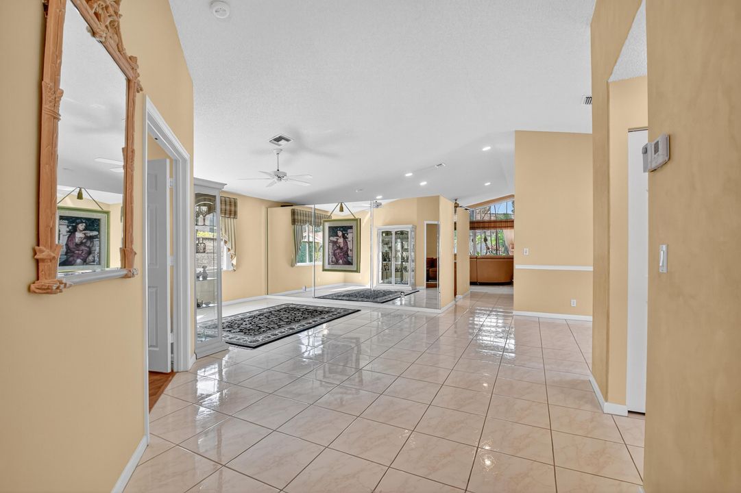 Activo con contrato: $489,000 (3 camas, 2 baños, 2155 Pies cuadrados)