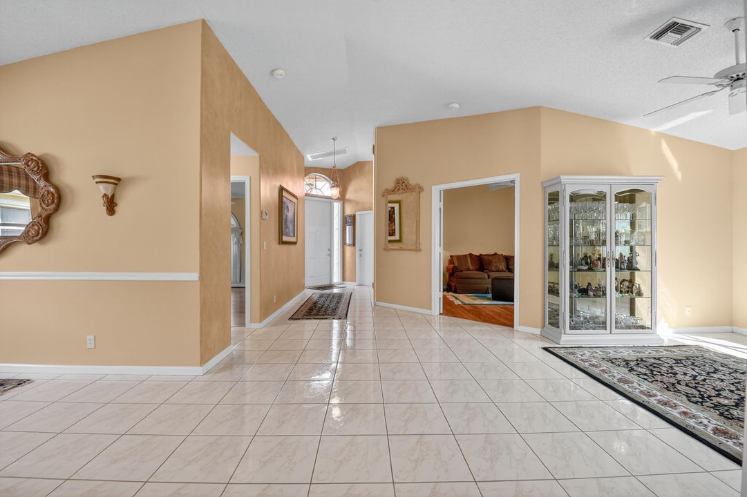 Activo con contrato: $489,000 (3 camas, 2 baños, 2155 Pies cuadrados)