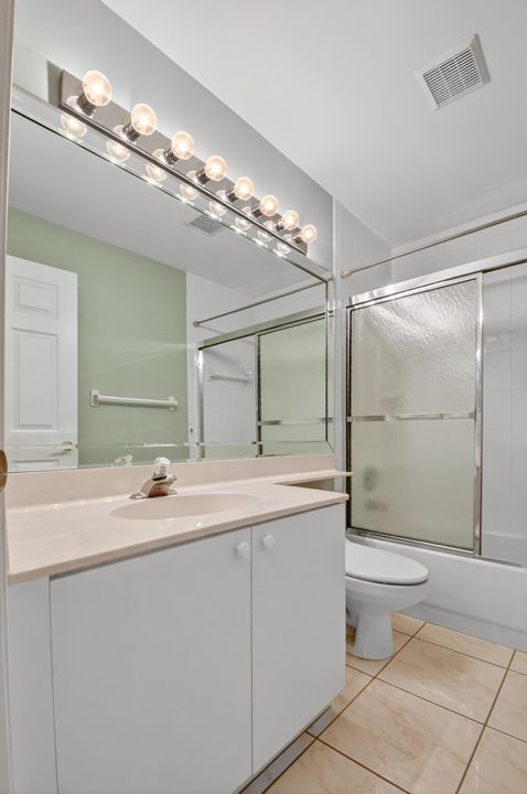 Activo con contrato: $489,000 (3 camas, 2 baños, 2155 Pies cuadrados)