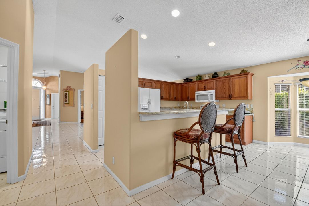 Activo con contrato: $489,000 (3 camas, 2 baños, 2155 Pies cuadrados)