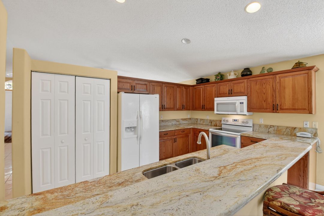 Activo con contrato: $489,000 (3 camas, 2 baños, 2155 Pies cuadrados)