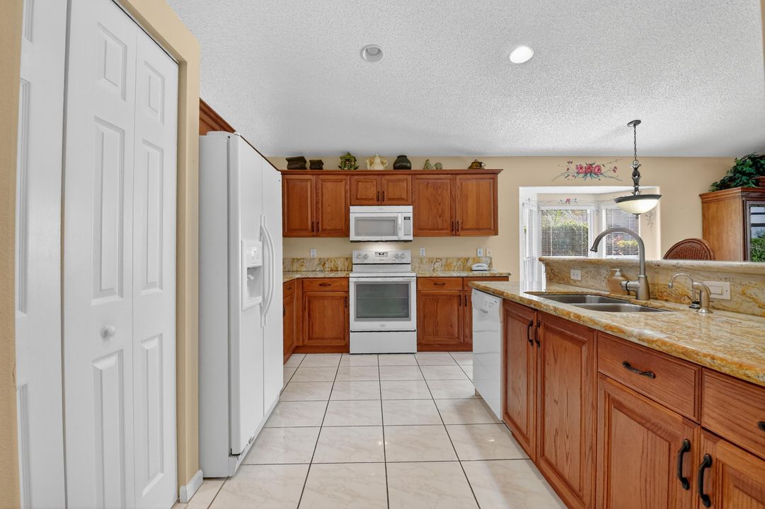 Activo con contrato: $489,000 (3 camas, 2 baños, 2155 Pies cuadrados)