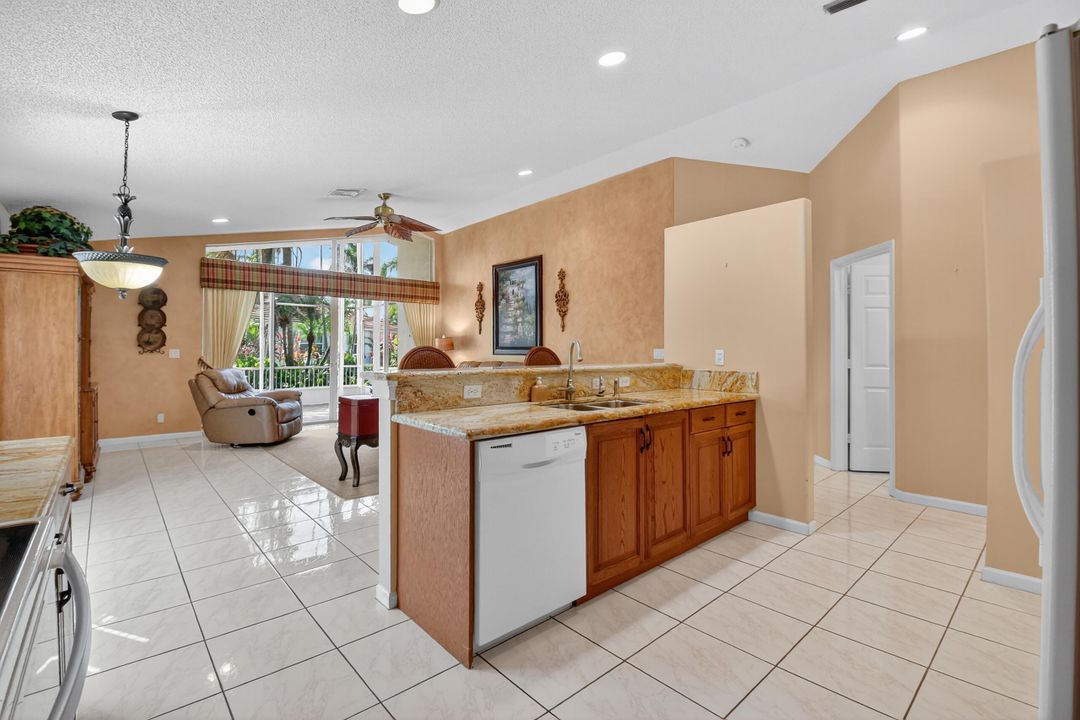 Activo con contrato: $489,000 (3 camas, 2 baños, 2155 Pies cuadrados)