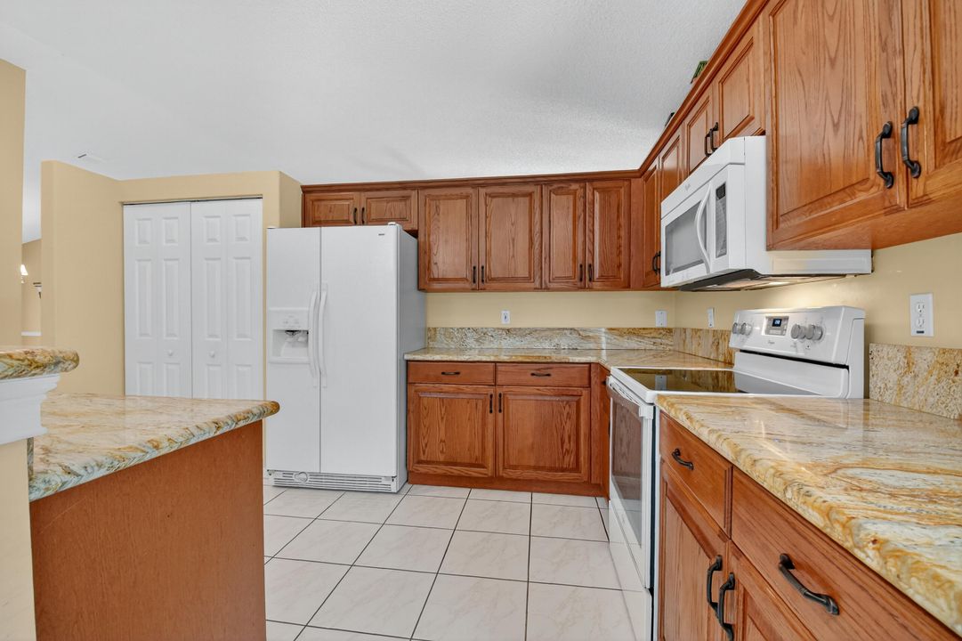 Activo con contrato: $489,000 (3 camas, 2 baños, 2155 Pies cuadrados)