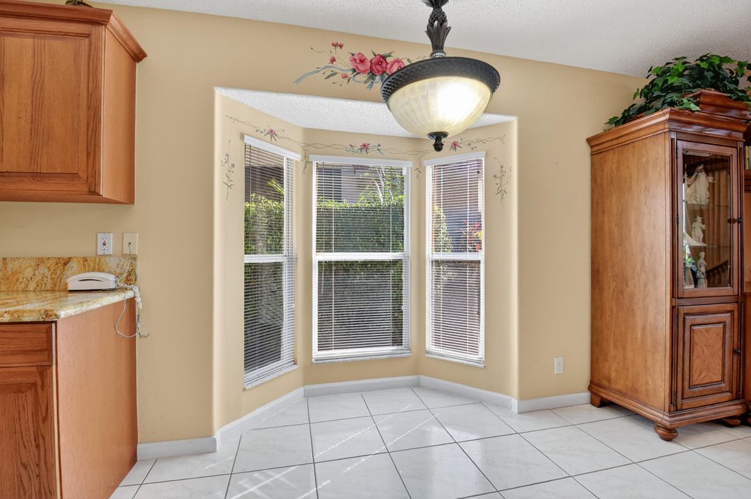 Activo con contrato: $489,000 (3 camas, 2 baños, 2155 Pies cuadrados)