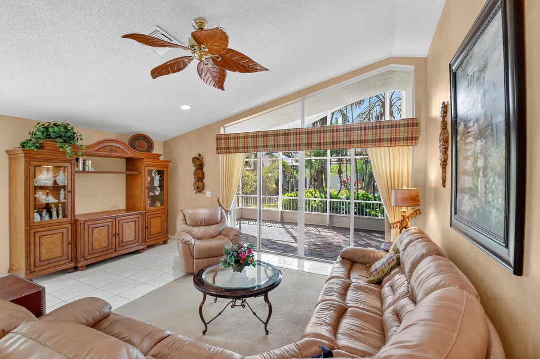 Activo con contrato: $489,000 (3 camas, 2 baños, 2155 Pies cuadrados)