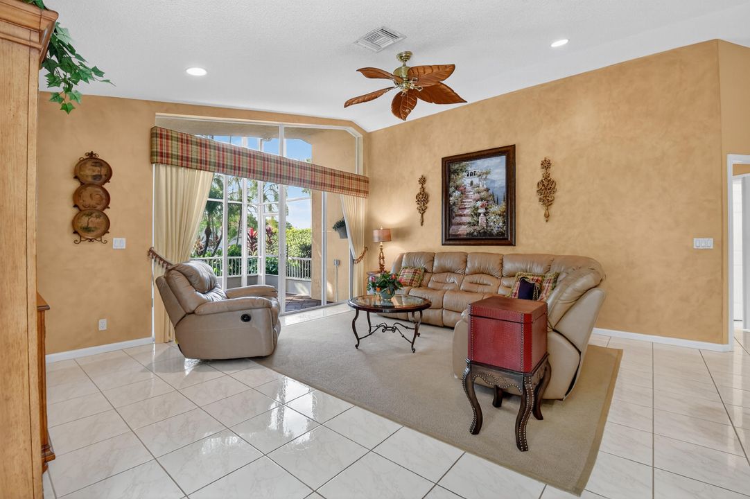 Activo con contrato: $489,000 (3 camas, 2 baños, 2155 Pies cuadrados)