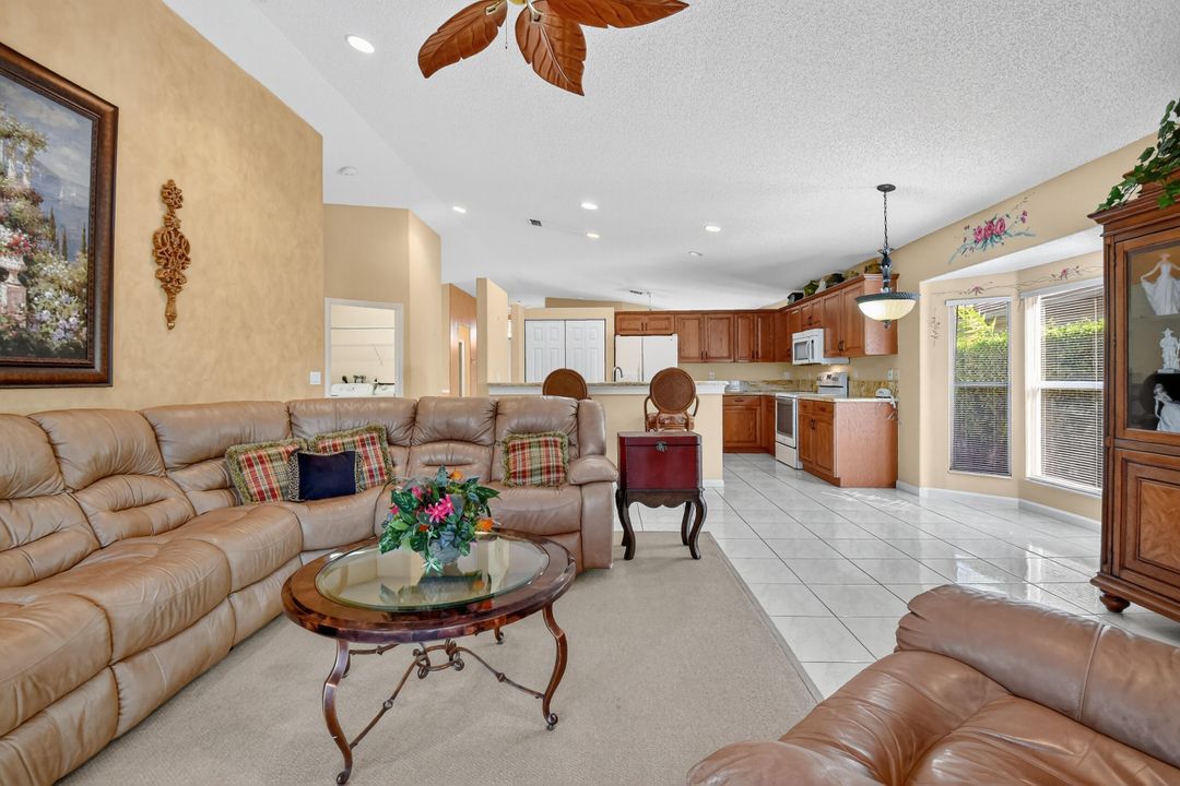 Activo con contrato: $489,000 (3 camas, 2 baños, 2155 Pies cuadrados)