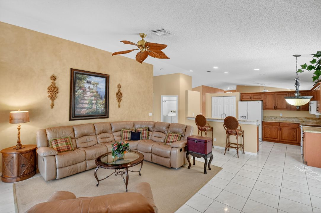 Activo con contrato: $489,000 (3 camas, 2 baños, 2155 Pies cuadrados)