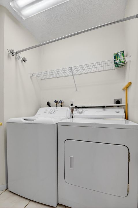 Activo con contrato: $489,000 (3 camas, 2 baños, 2155 Pies cuadrados)