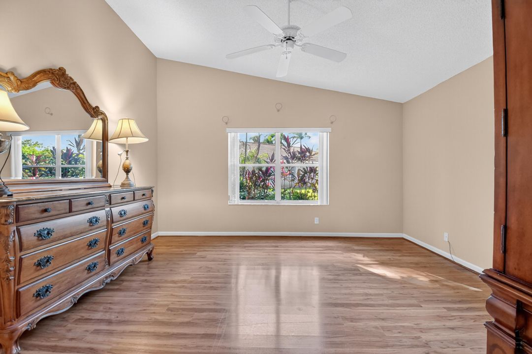 Activo con contrato: $489,000 (3 camas, 2 baños, 2155 Pies cuadrados)