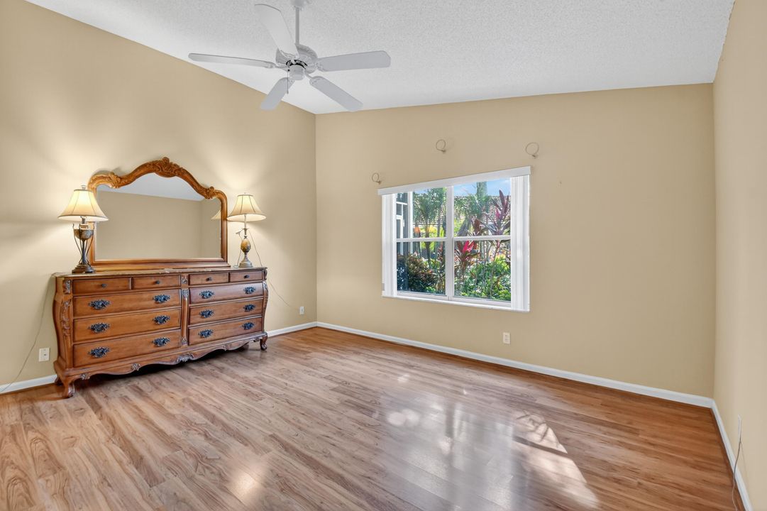 Activo con contrato: $489,000 (3 camas, 2 baños, 2155 Pies cuadrados)