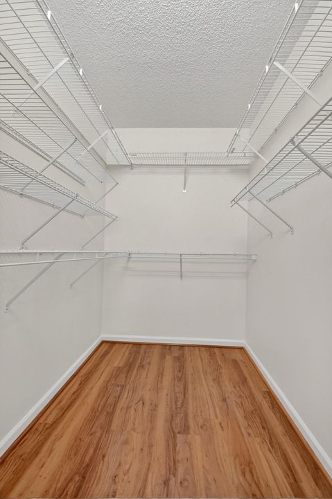 Activo con contrato: $489,000 (3 camas, 2 baños, 2155 Pies cuadrados)