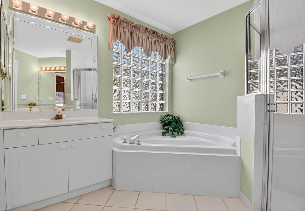 Activo con contrato: $489,000 (3 camas, 2 baños, 2155 Pies cuadrados)