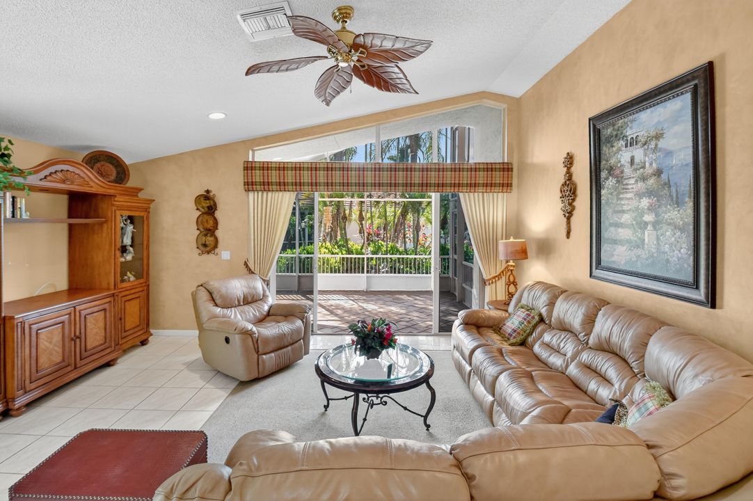 Activo con contrato: $489,000 (3 camas, 2 baños, 2155 Pies cuadrados)