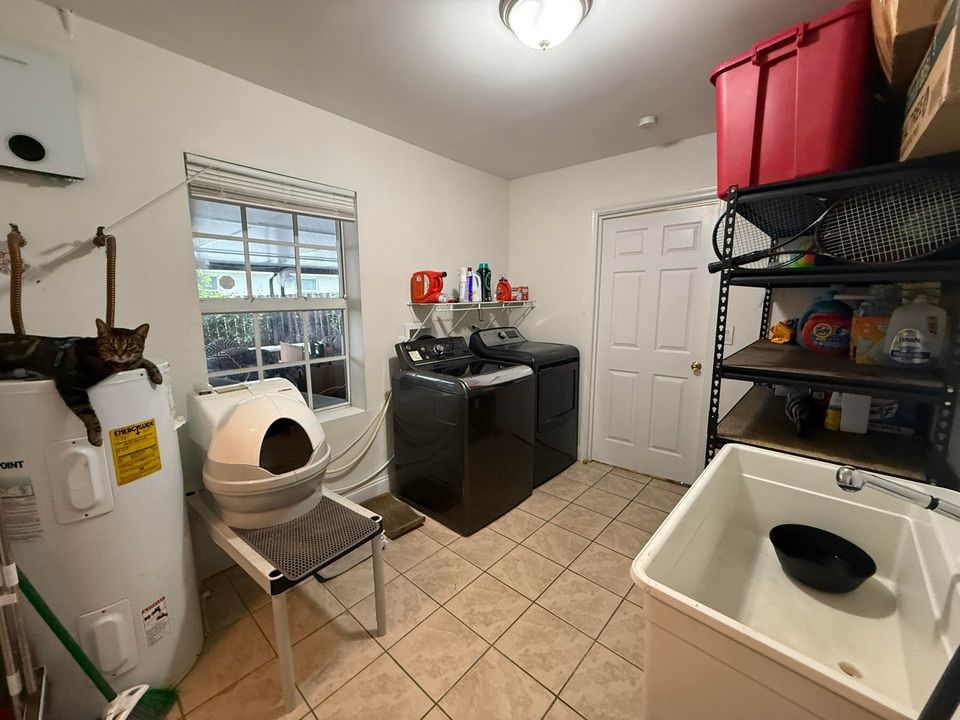 For Sale: $895,900 (8 beds, 4 baths, 3574 Square Feet)