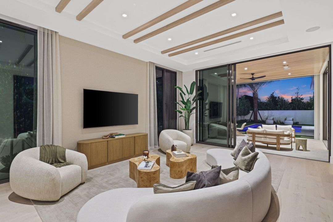 Под контрактом: $4,950,000 (5 спален, 5 ванн, 5429 Квадратных фут)