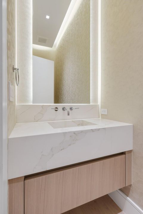 Под контрактом: $4,950,000 (5 спален, 5 ванн, 5429 Квадратных фут)