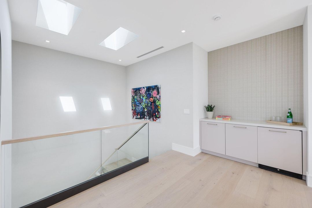 Под контрактом: $4,950,000 (5 спален, 5 ванн, 5429 Квадратных фут)