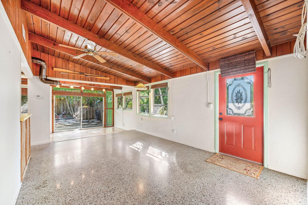 Active With Contract: $329,000 (2 beds, 1 baths, 1092 Square Feet)