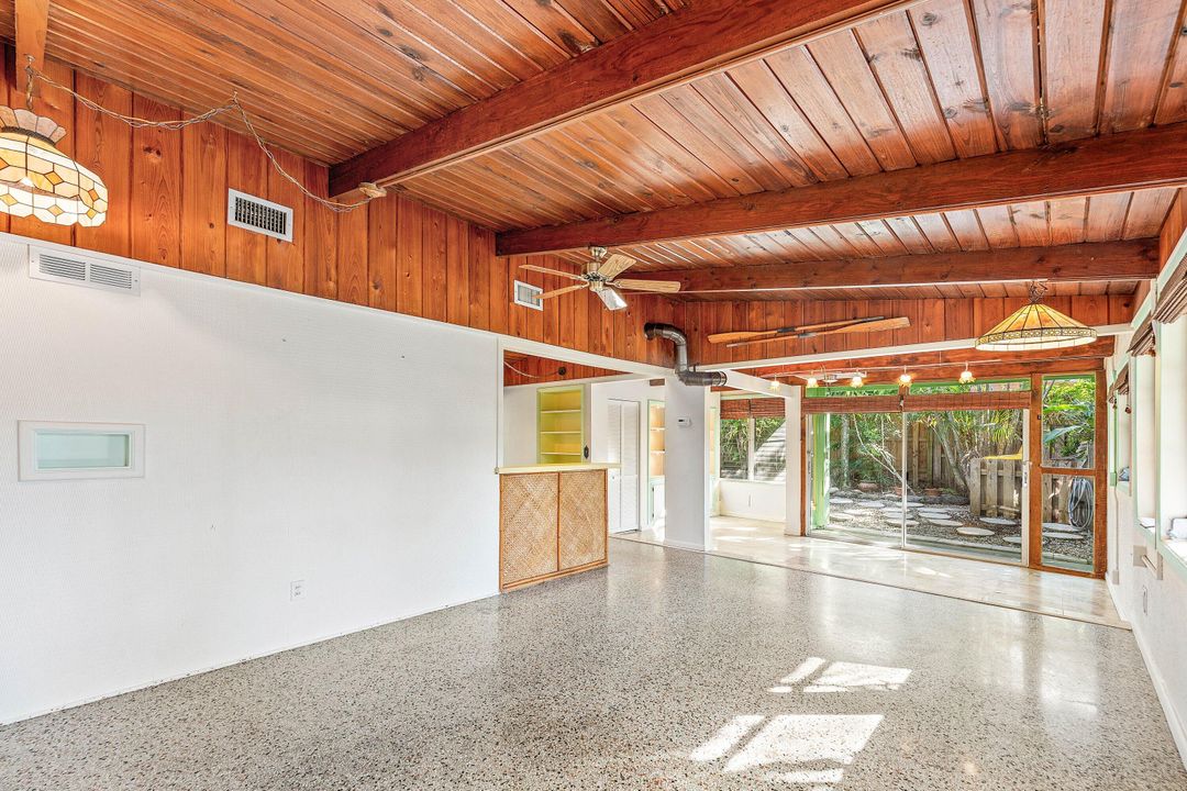 Active With Contract: $329,000 (2 beds, 1 baths, 1092 Square Feet)