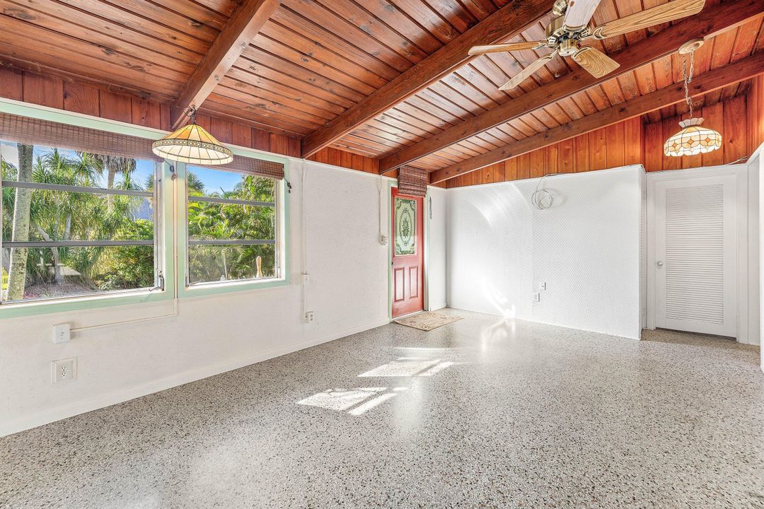 Active With Contract: $329,000 (2 beds, 1 baths, 1092 Square Feet)